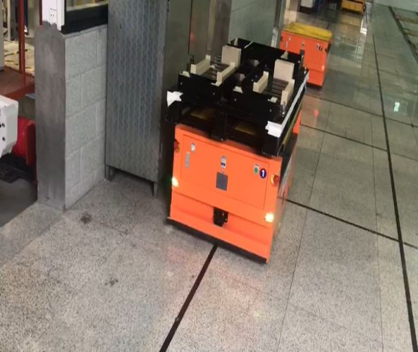 磁條導航舉升式AGV應用